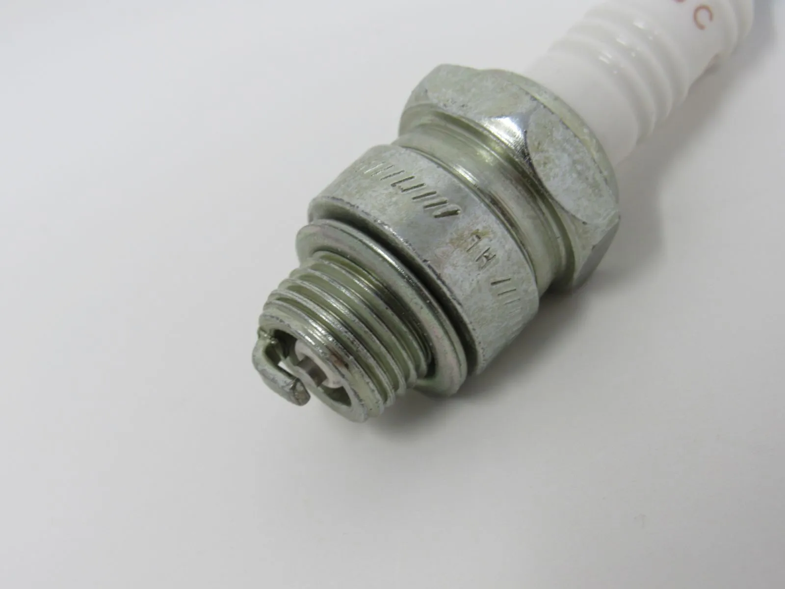 Champion Copper Plus Spark Plug 823 J6C -- New