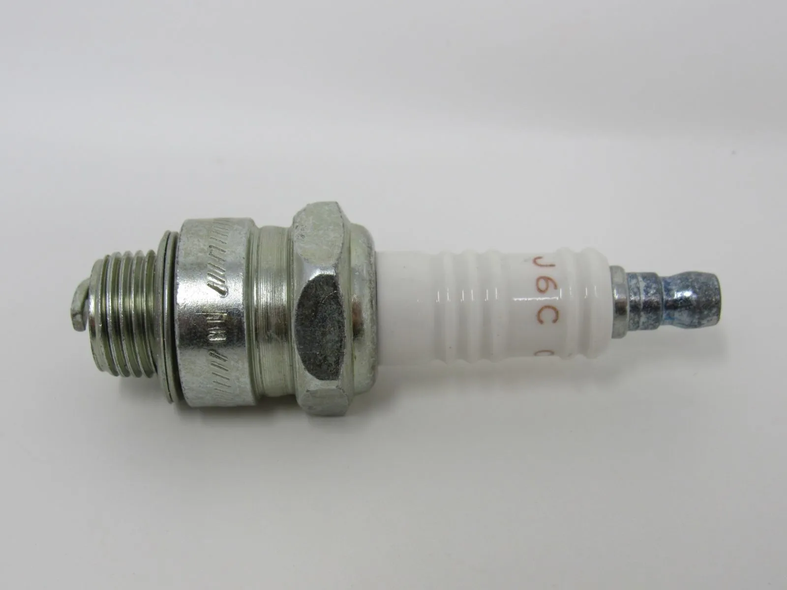 Champion Copper Plus Spark Plug 823 J6C -- New