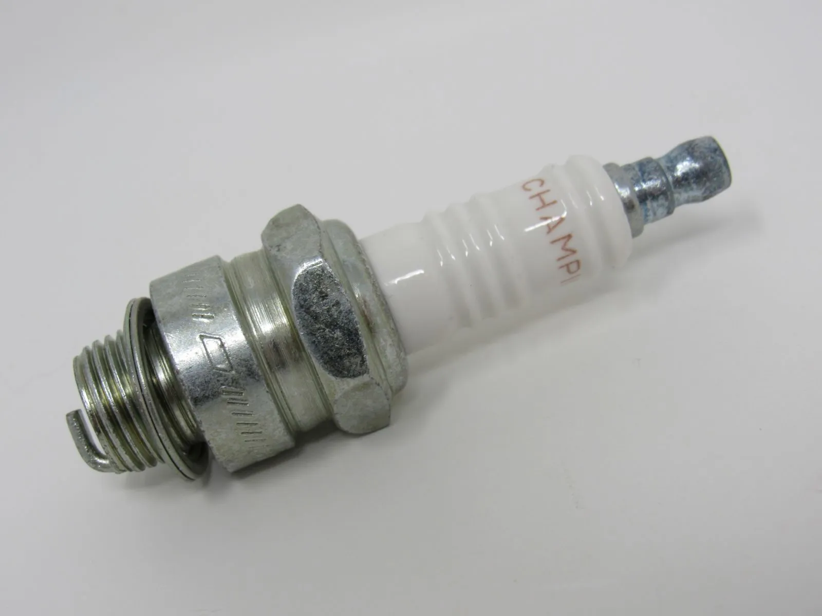 Champion Copper Plus Spark Plug 823 J6C -- New