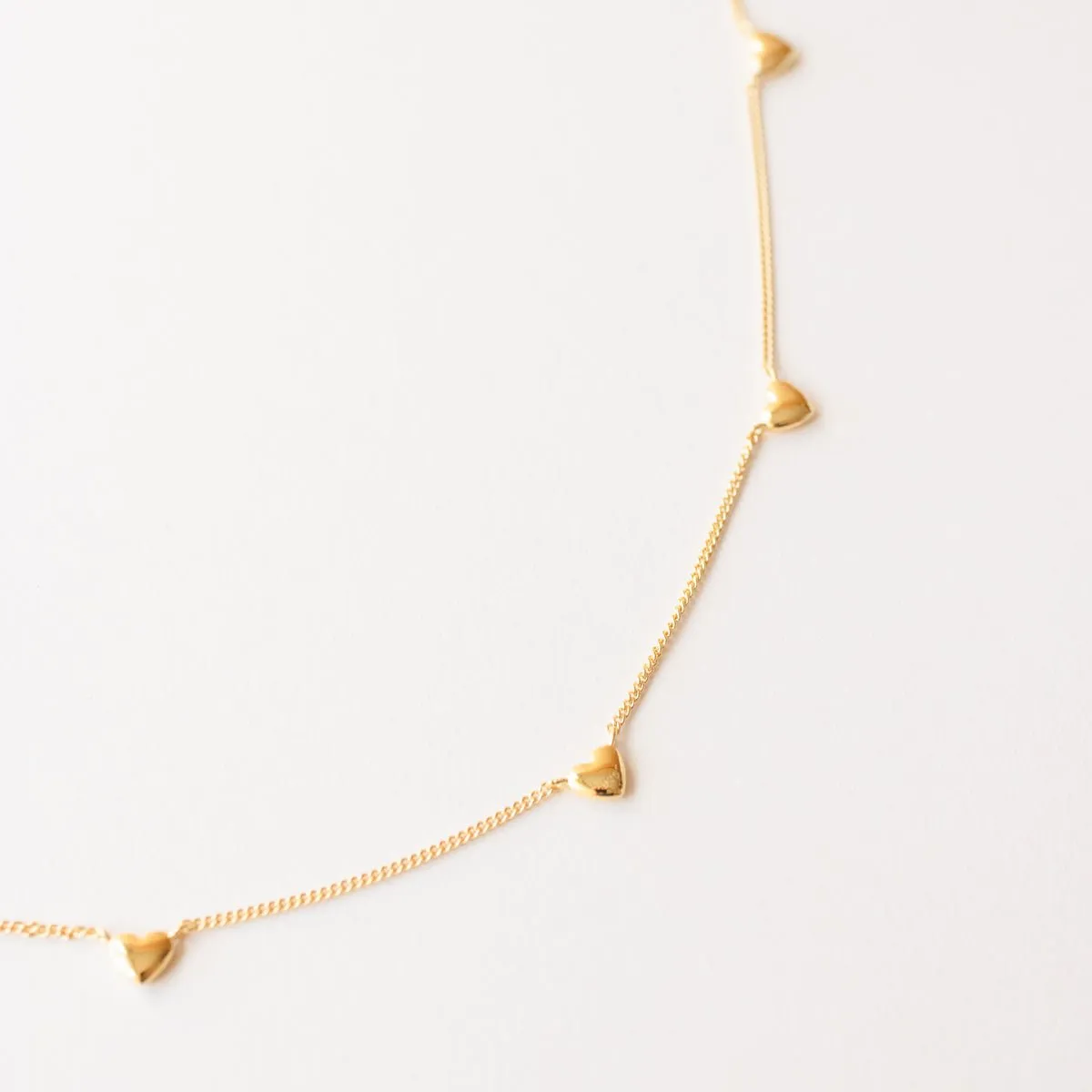 DAINTY POISE HEART NECKLACE - GOLD